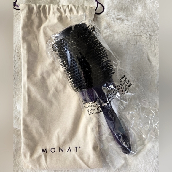 New Monat Round Brush - Picture 1 of 5